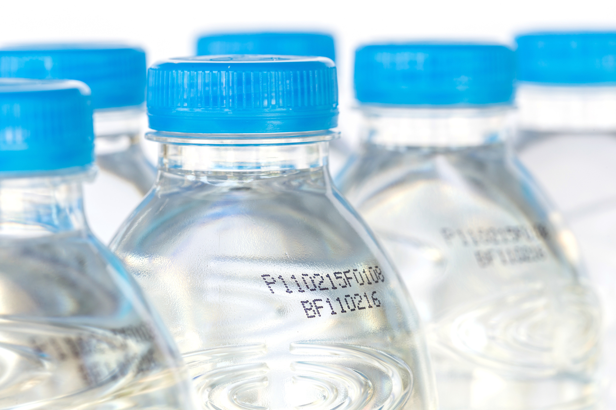 Срок годности воды в бутылках. Срок годности на бутылке. Срок годности на бутылке с водой. Срок годности воды в пластиковой бутылке. Срок годности пластиковой бутылки.
